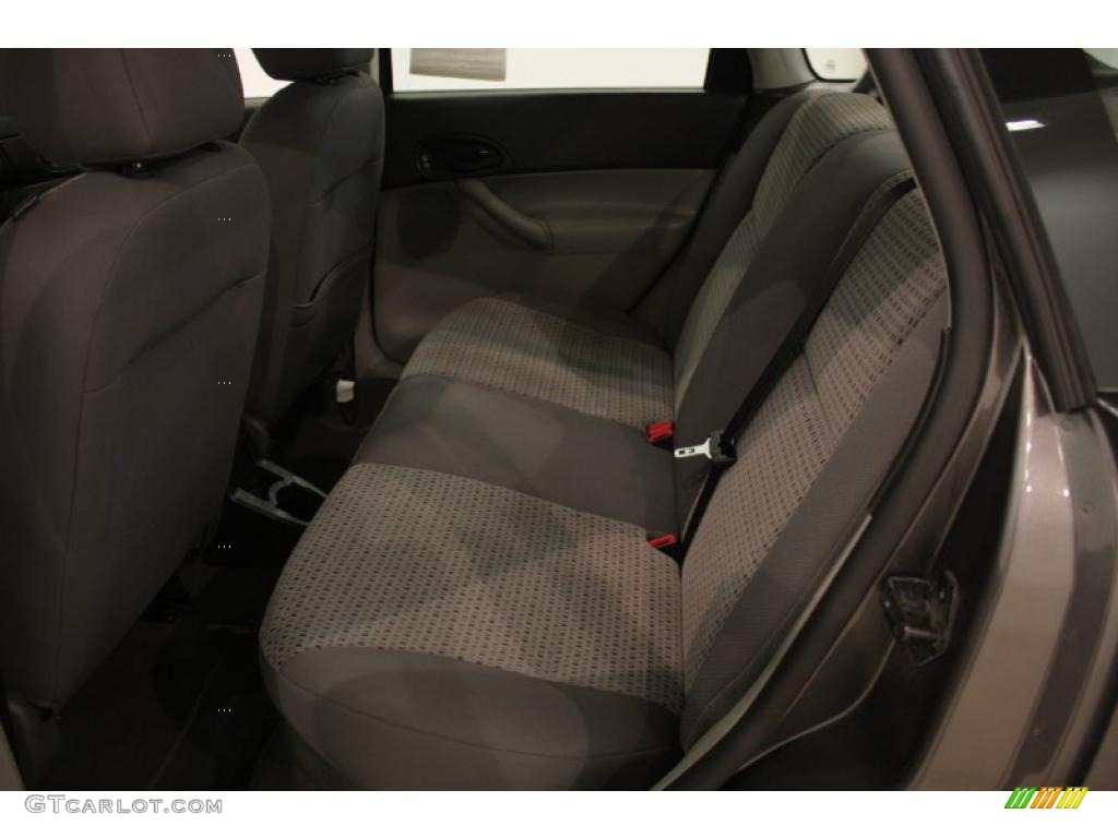 2006 Focus ZX4 SE Sedan - Liquid Grey Metallic / Dark Flint/Light Flint photo #17