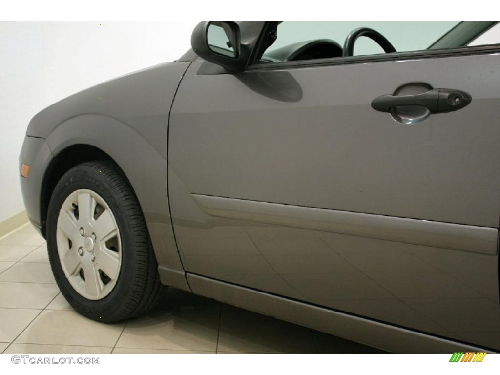 2006 Focus ZX4 SE Sedan - Liquid Grey Metallic / Dark Flint/Light Flint photo #20
