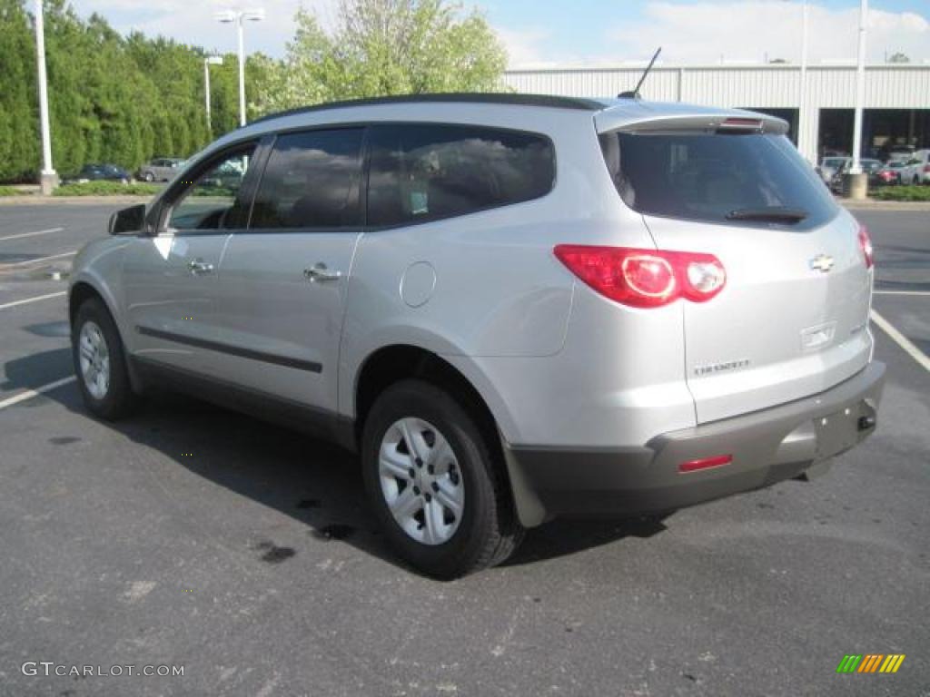 2010 Traverse LS - Silver Ice Metallic / Light Gray photo #2