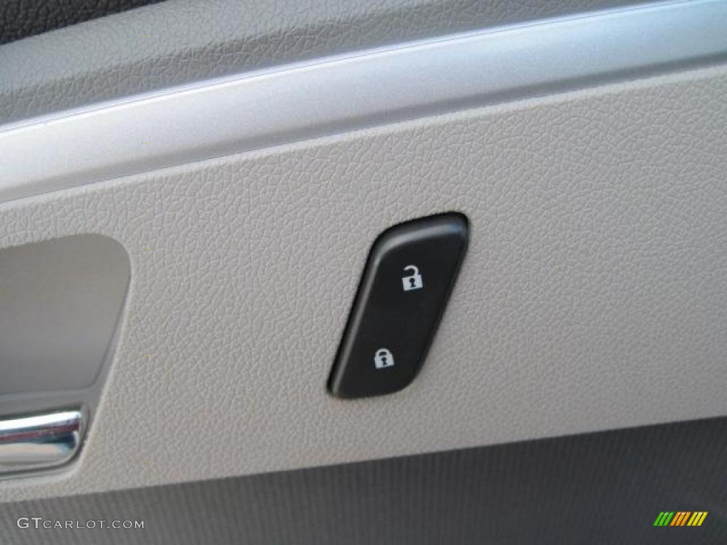 2010 Traverse LS - Silver Ice Metallic / Light Gray photo #15