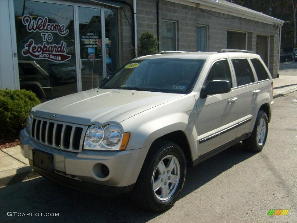 2007 Grand Cherokee Laredo 4x4 - Light Graystone Pearl / Khaki photo #1