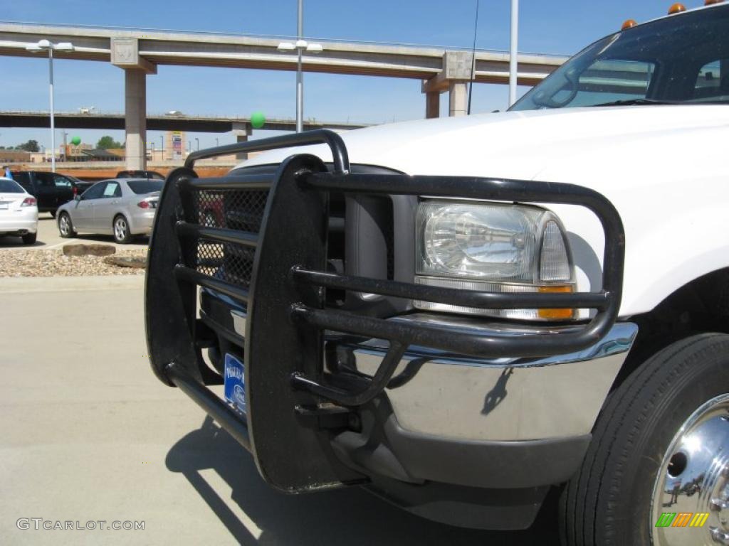 2002 F450 Super Duty Regular Cab Chassis - Oxford White / Medium Graphite photo #3