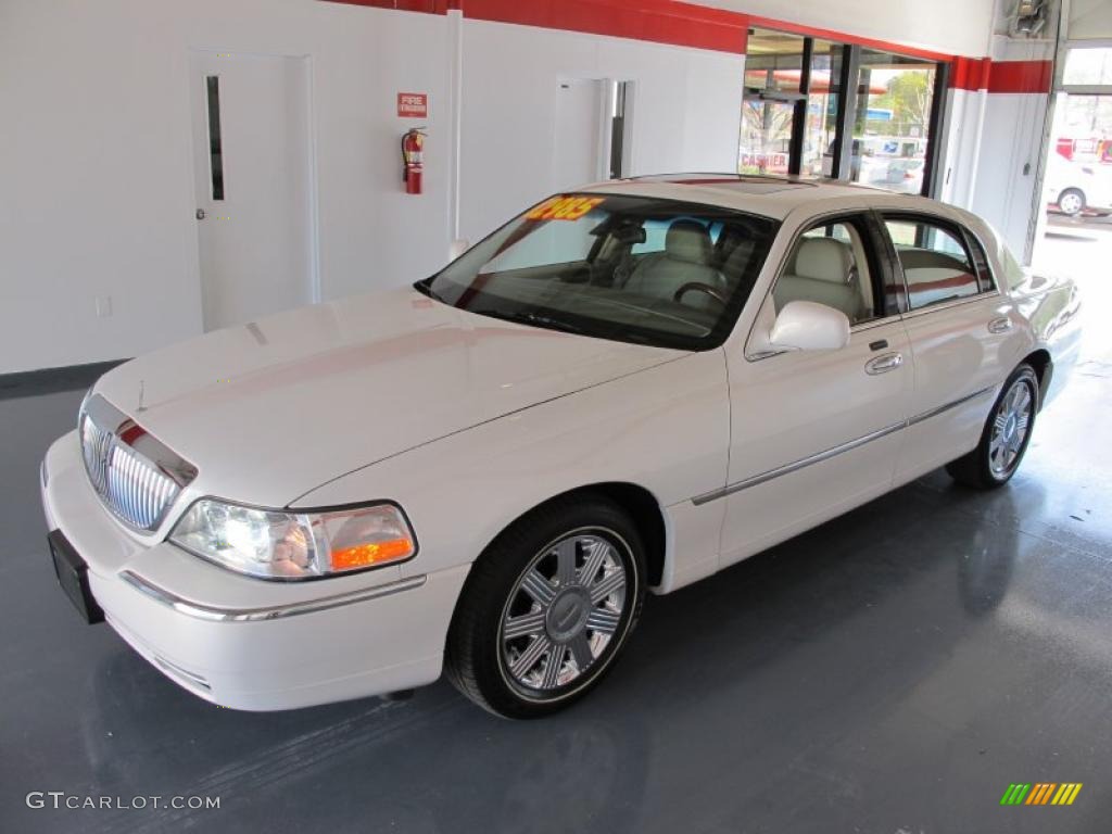 2003 Town Car Cartier - Vibrant White / Medium Dark Parchment/Light Parchment photo #3