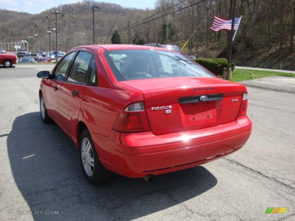 2006 Focus ZX4 SE Sedan - Infra-Red / Dark Flint/Light Flint photo #4