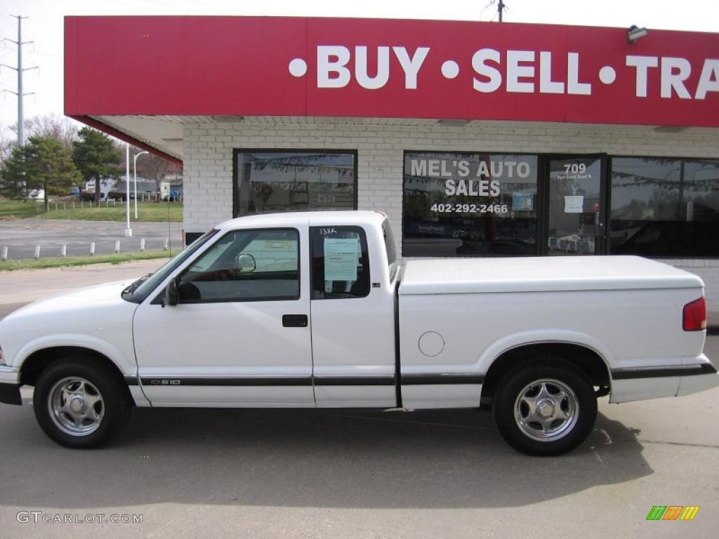 1996 S10 LS Extended Cab - Summit White / Blue photo #2