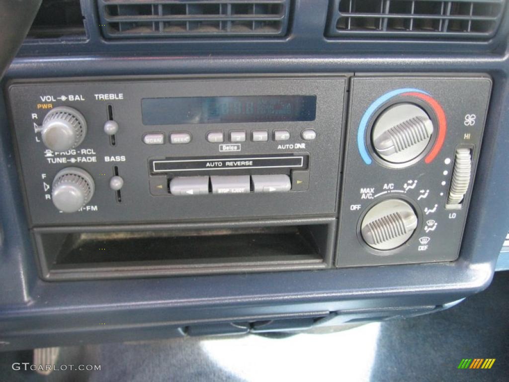 1996 S10 LS Extended Cab - Summit White / Blue photo #11