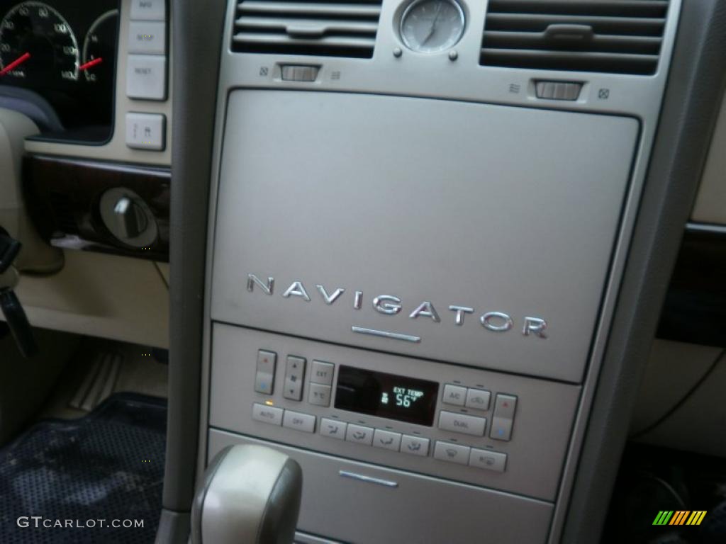 2004 Navigator Luxury 4x4 - Silver Birch Metallic / Dove Grey photo #33