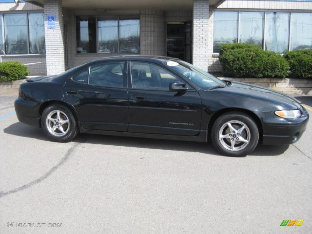 2002 Grand Prix GT Sedan - Black / Graphite photo #1