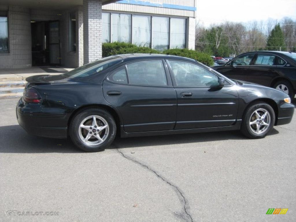 2002 Grand Prix GT Sedan - Black / Graphite photo #2