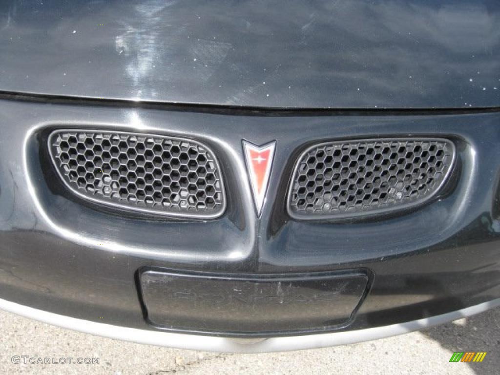 2002 Grand Prix GT Sedan - Black / Graphite photo #13