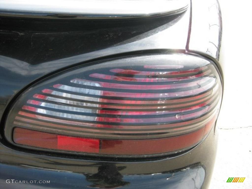 2002 Grand Prix GT Sedan - Black / Graphite photo #17