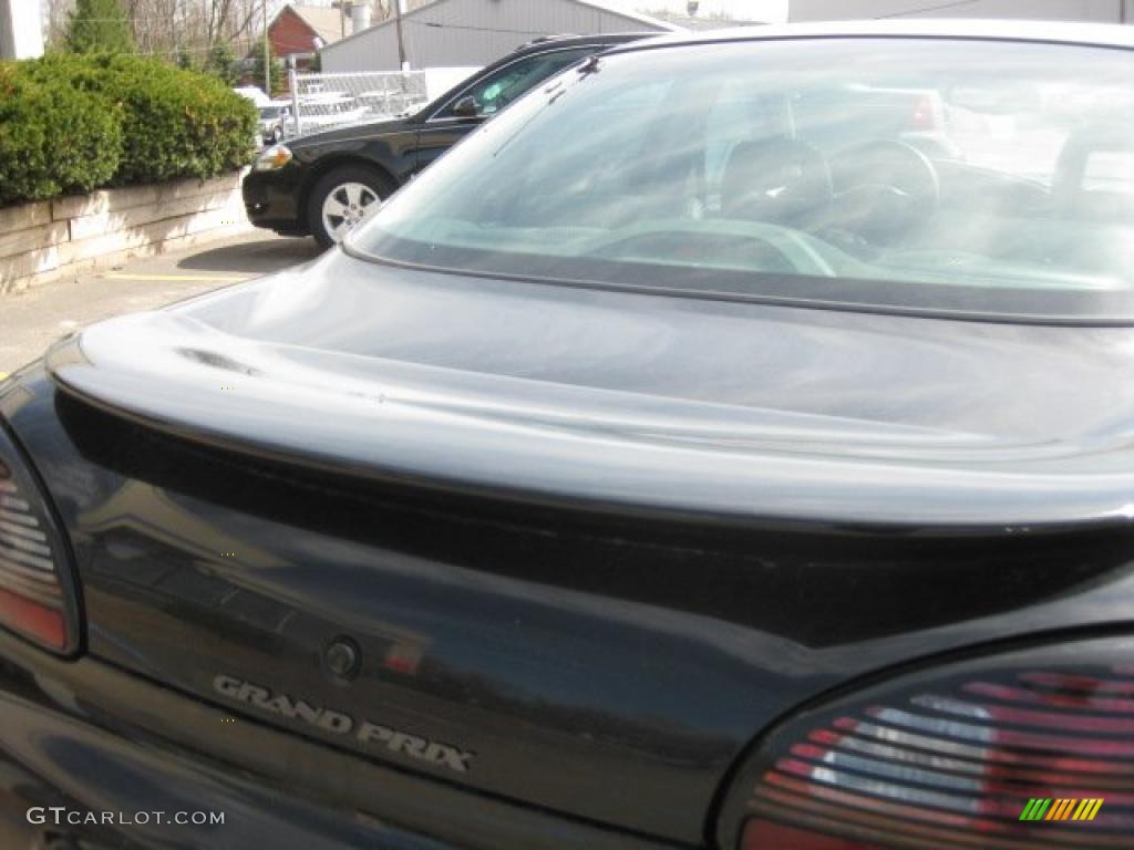 2002 Grand Prix GT Sedan - Black / Graphite photo #18