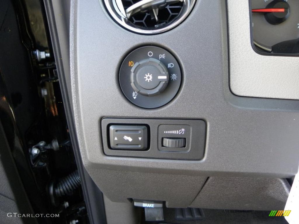 2010 F150 XLT SuperCrew 4x4 - Tuxedo Black / Medium Stone photo #29