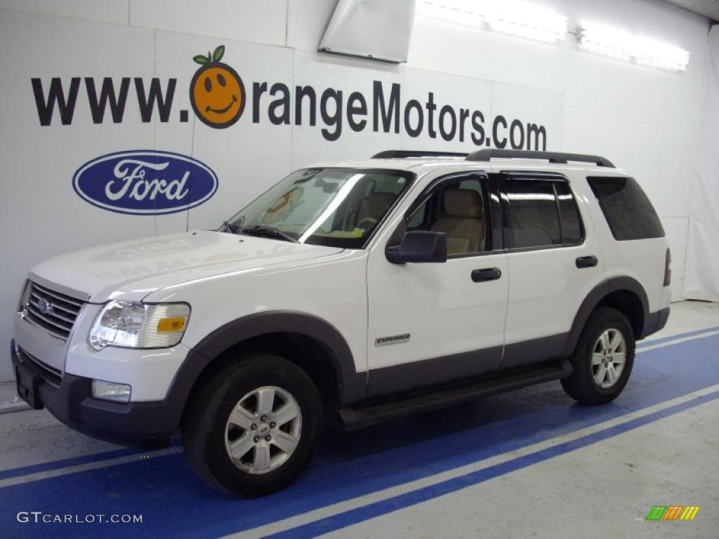 2006 Explorer XLT 4x4 - Oxford White / Camel photo #1