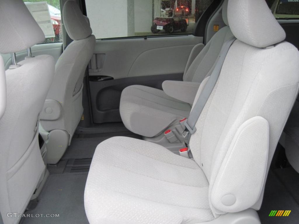 2011 Sienna LE - Silver Sky Metallic / Light Gray photo #12