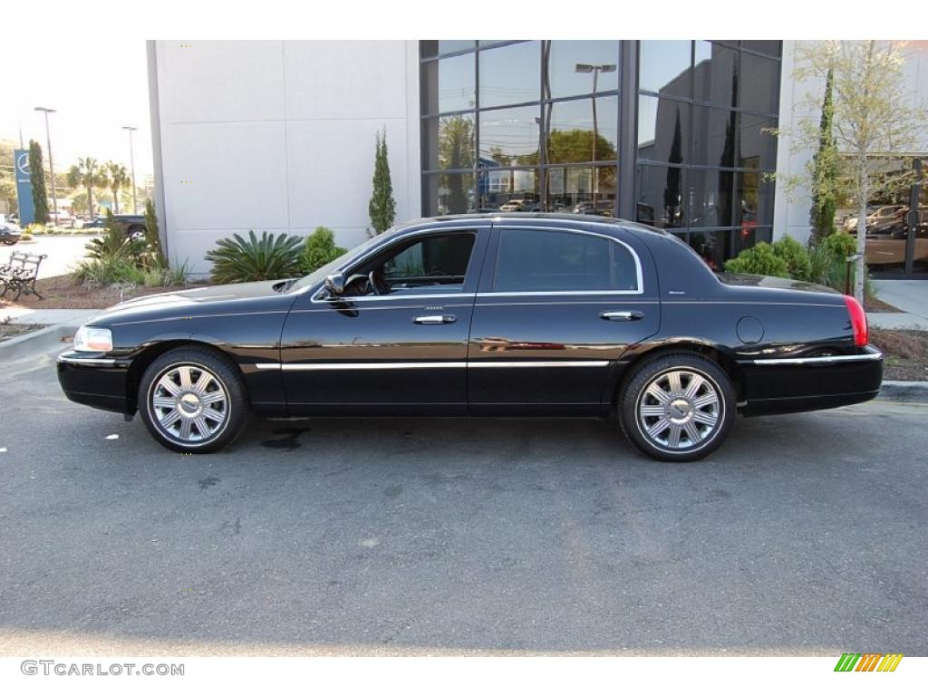 2004 Town Car Ultimate - Black / Black photo #2