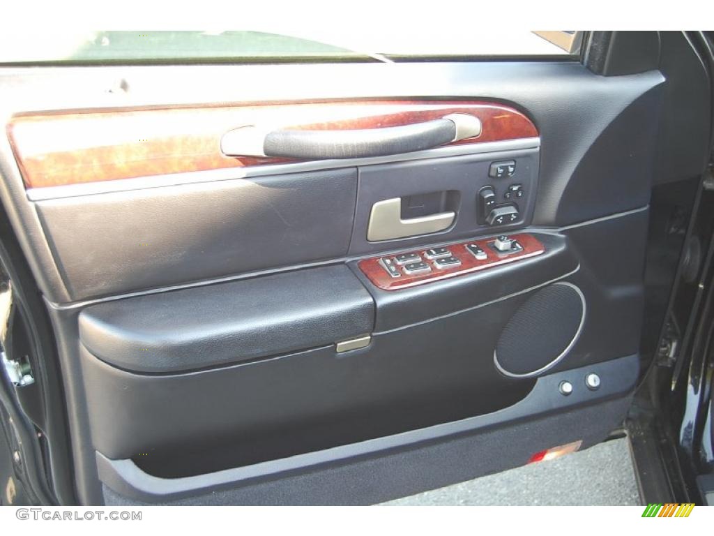 2004 Town Car Ultimate - Black / Black photo #7