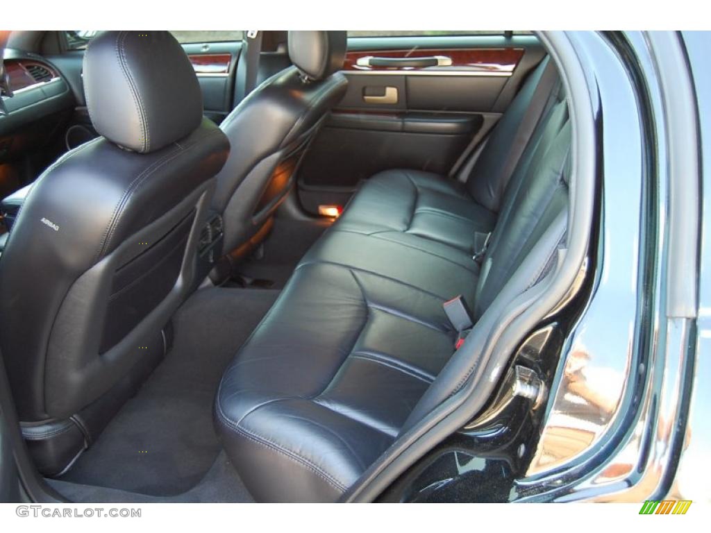 2004 Town Car Ultimate - Black / Black photo #8