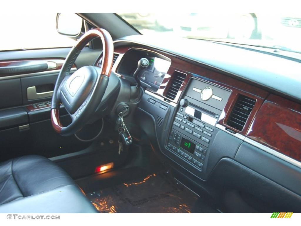 2004 Town Car Ultimate - Black / Black photo #11