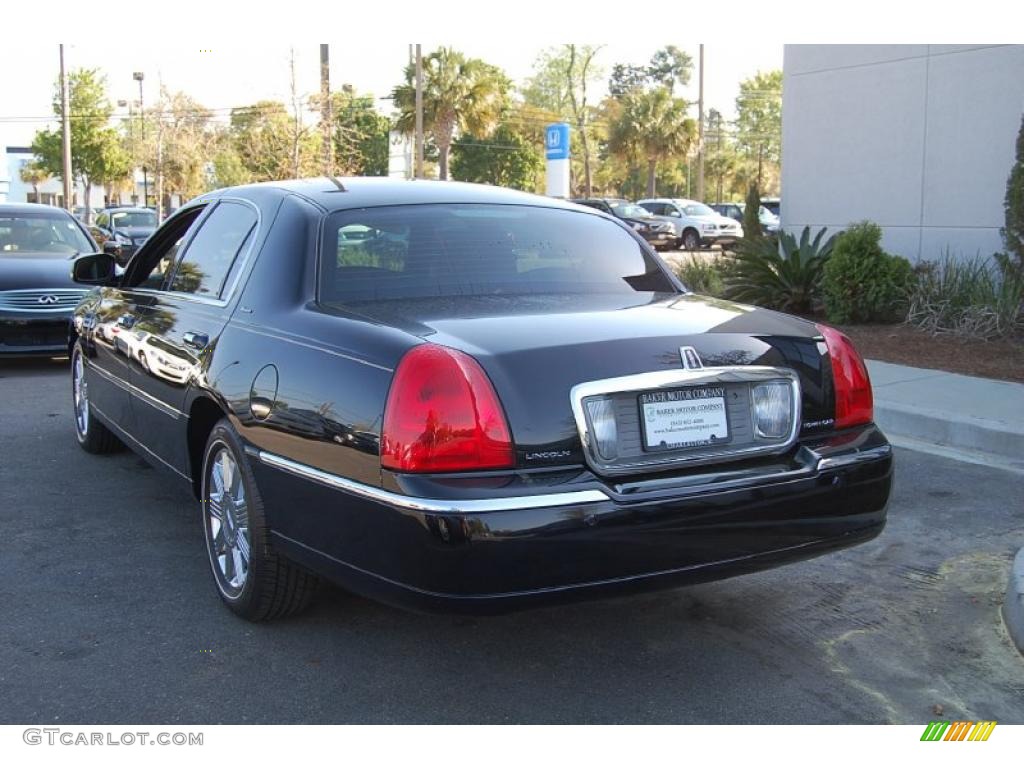 2004 Town Car Ultimate - Black / Black photo #18