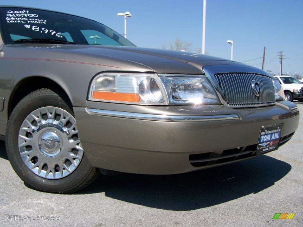 2004 Grand Marquis GS - Arizona Beige Metallic / Medium Parchment photo #2