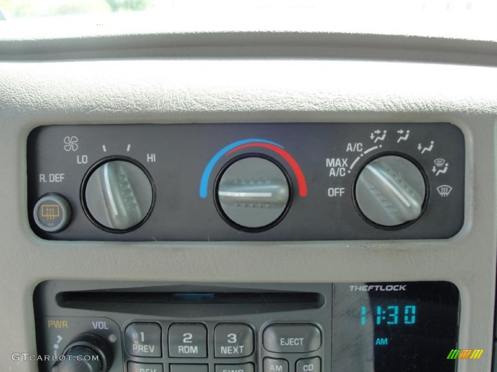 2004 Chevrolet Astro LS Passenger Van Controls Photo #28274658