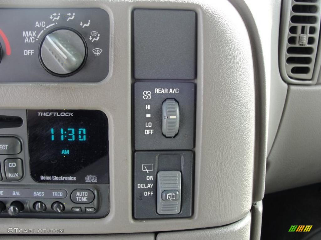2004 Chevrolet Astro LS Passenger Van Controls Photo #28274698