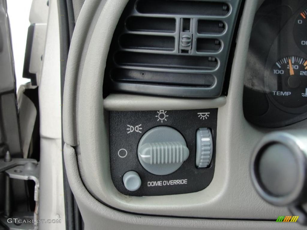 2004 Chevrolet Astro LS Passenger Van Controls Photo #28274778