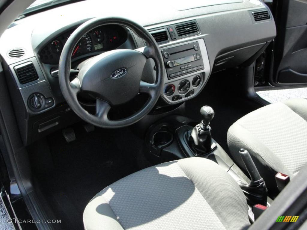 2005 Focus ZX3 S Coupe - Pitch Black / Charcoal/Charcoal photo #8