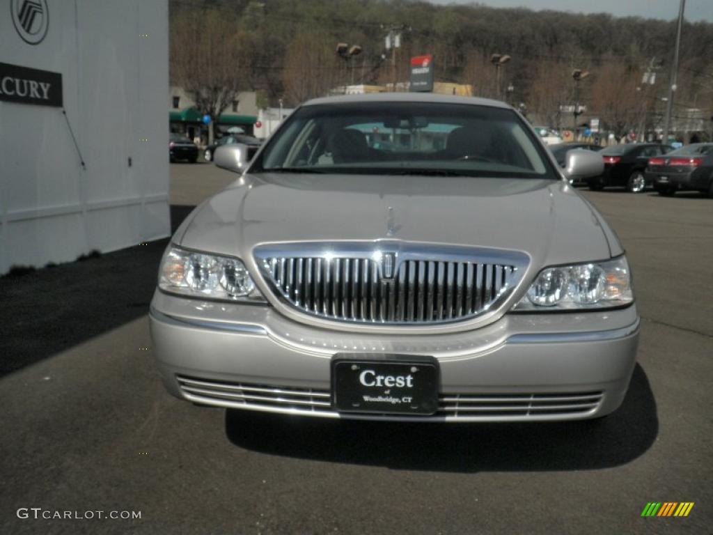 2009 Town Car Signature Limited - Silver Birch Metallic / Medium Light Stone photo #2