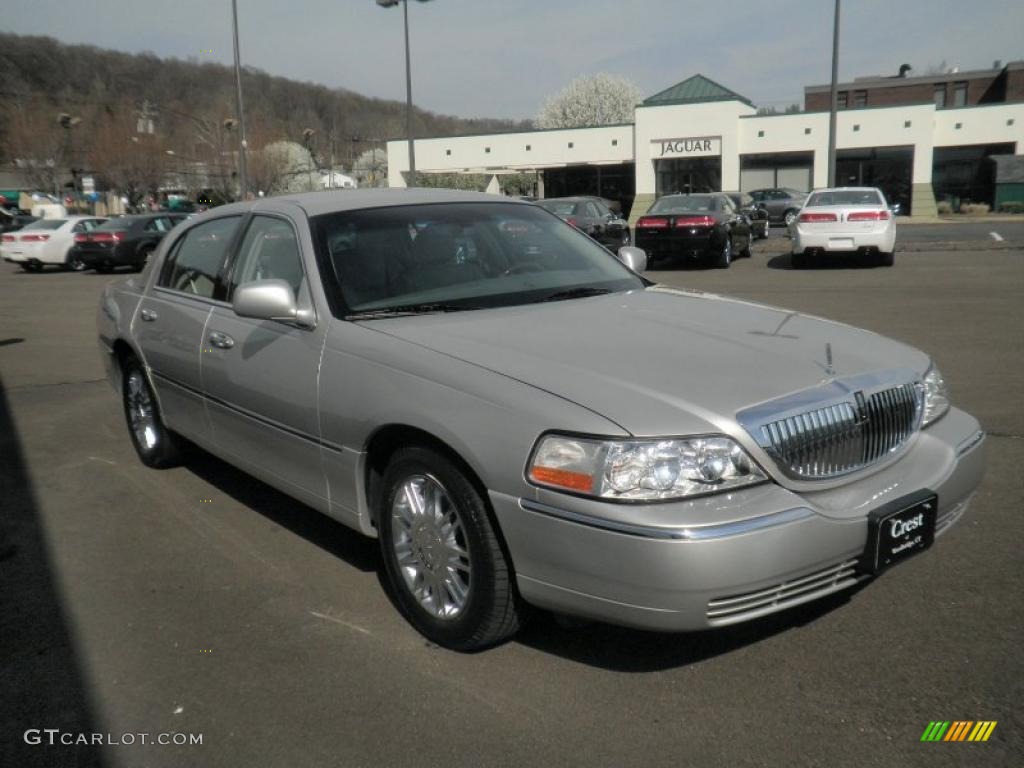 2009 Town Car Signature Limited - Silver Birch Metallic / Medium Light Stone photo #3