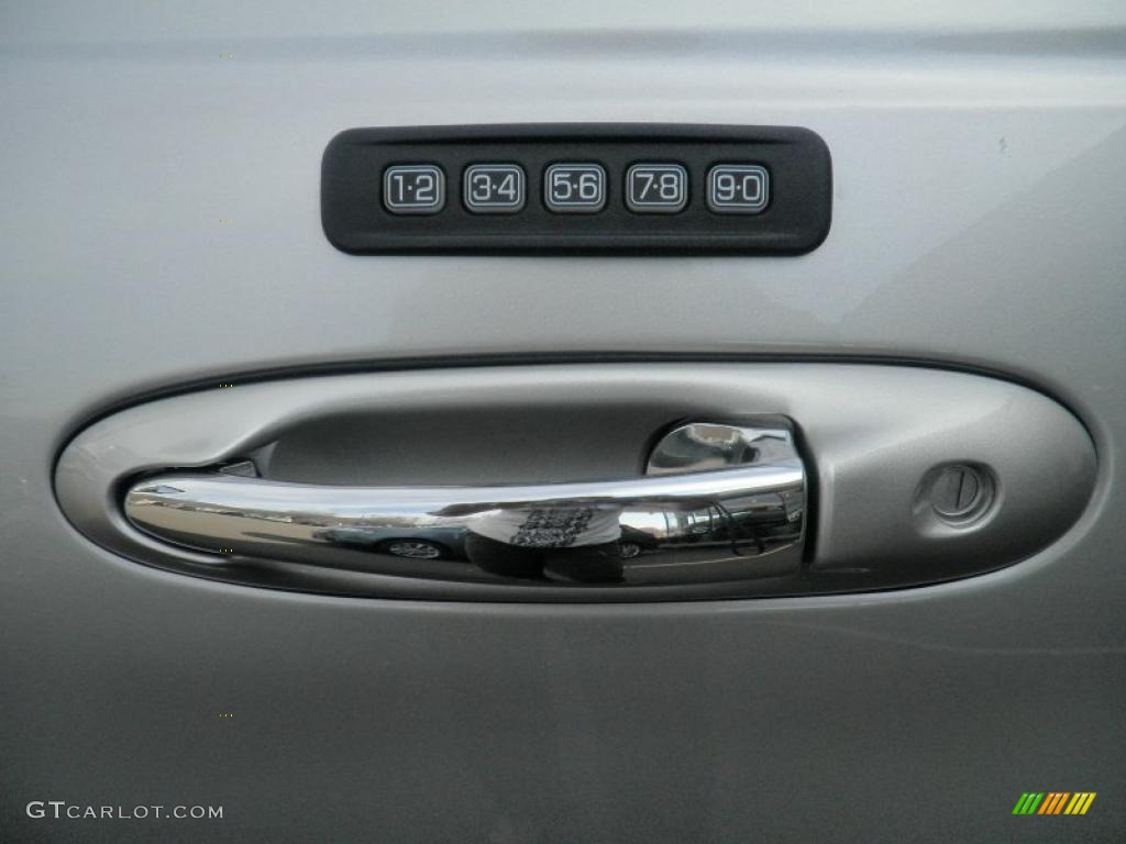 2009 Town Car Signature Limited - Silver Birch Metallic / Medium Light Stone photo #4