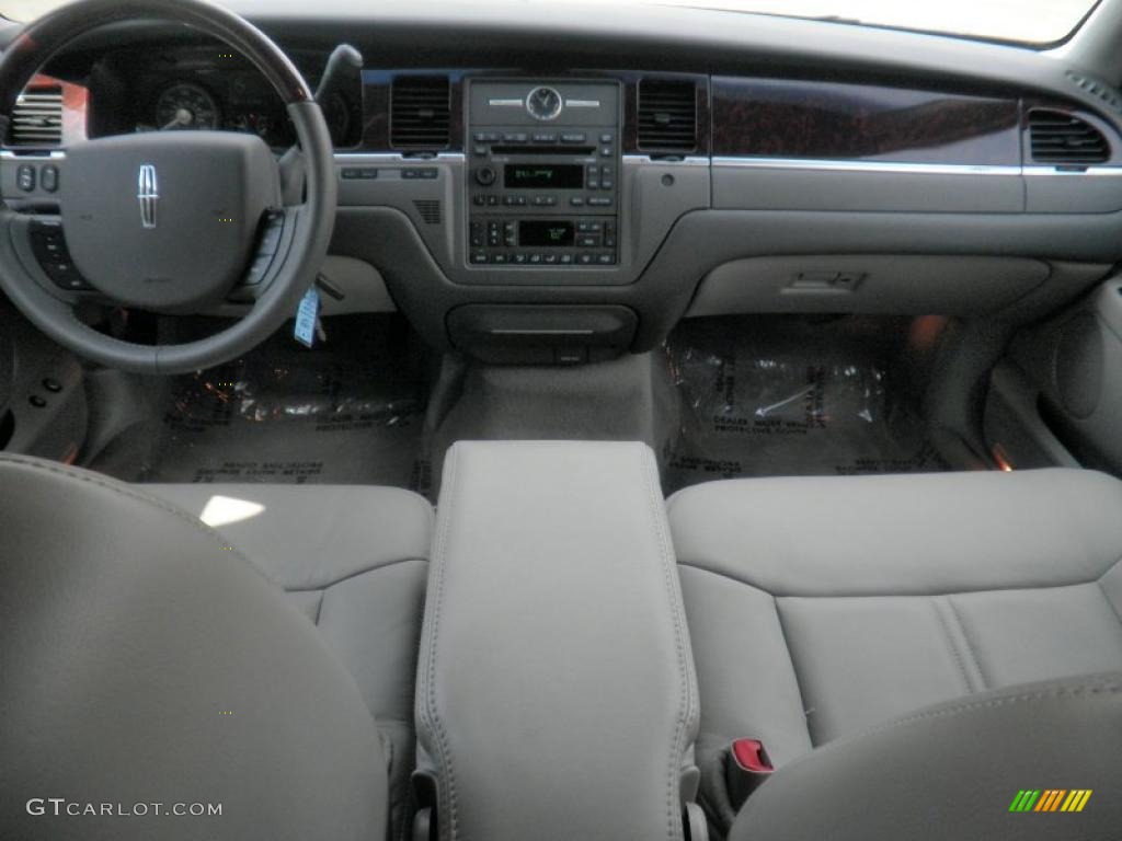 2009 Town Car Signature Limited - Silver Birch Metallic / Medium Light Stone photo #10