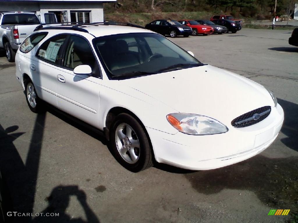 2001 Taurus SE Wagon - Vibrant White / Medium Parchment photo #2