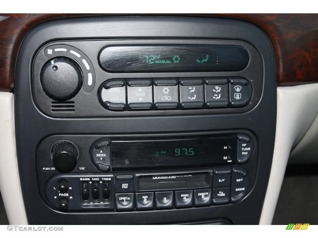 2002 Chrysler Concorde Limited Controls Photo #28331635
