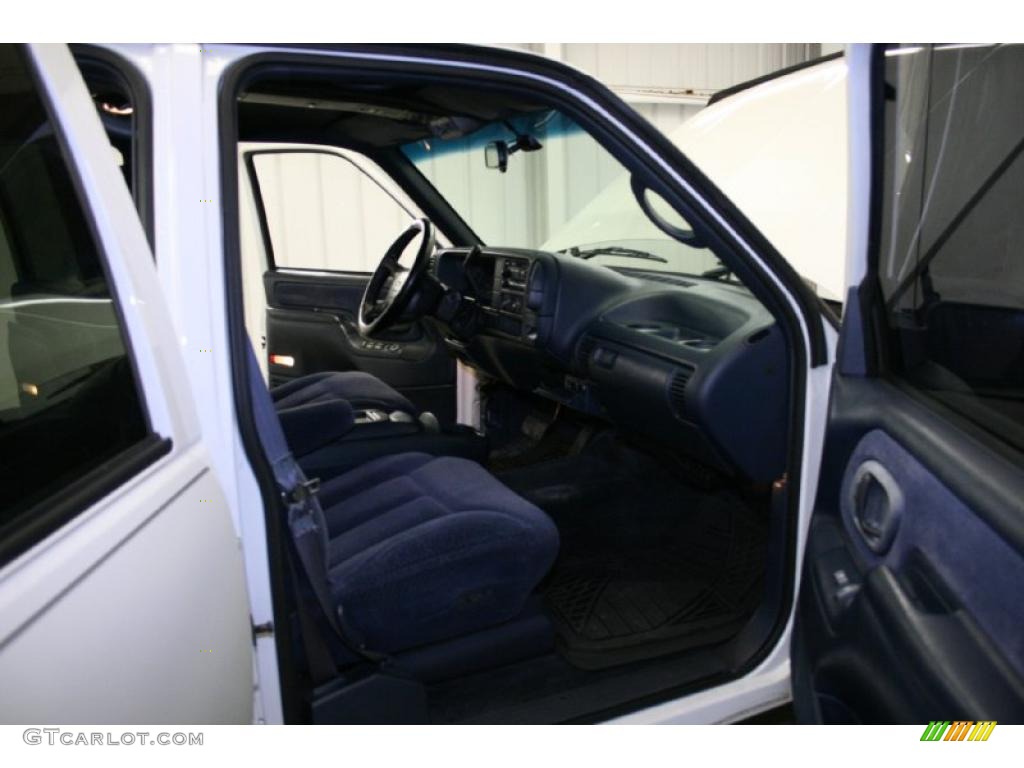 1995 Suburban C1500 LS - White / Blue photo #9