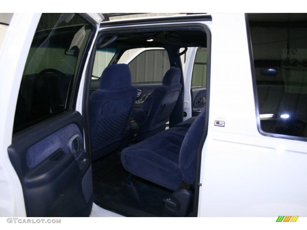 1995 Suburban C1500 LS - White / Blue photo #13