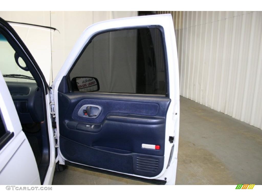 1995 Suburban C1500 LS - White / Blue photo #20