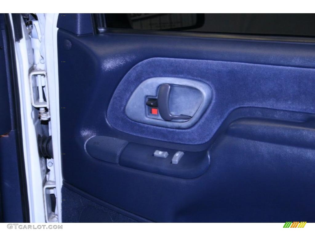 1995 Suburban C1500 LS - White / Blue photo #21