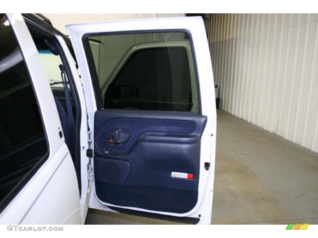 1995 Suburban C1500 LS - White / Blue photo #22