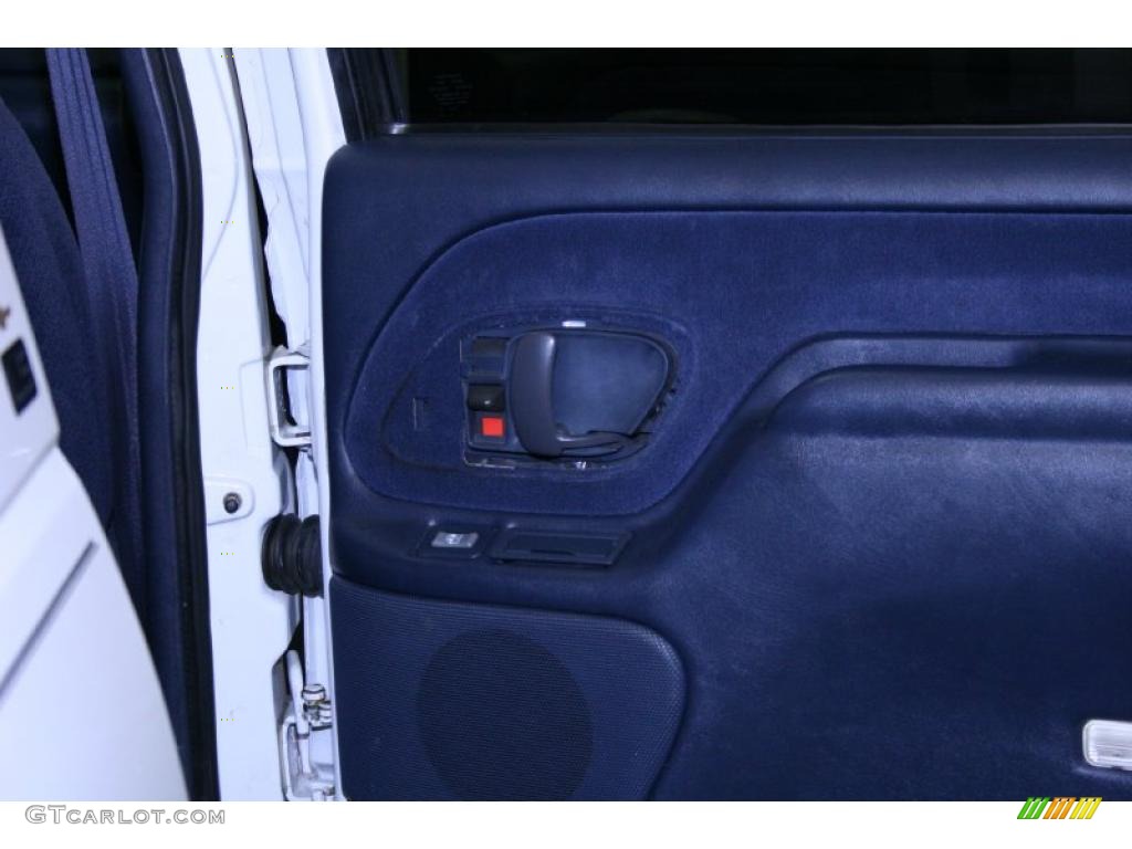 1995 Suburban C1500 LS - White / Blue photo #23