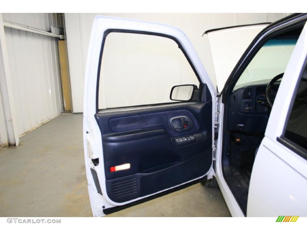 1995 Suburban C1500 LS - White / Blue photo #26