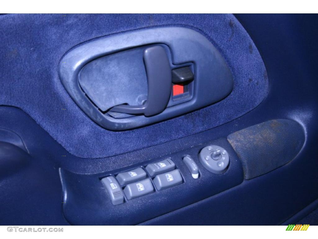 1995 Suburban C1500 LS - White / Blue photo #27