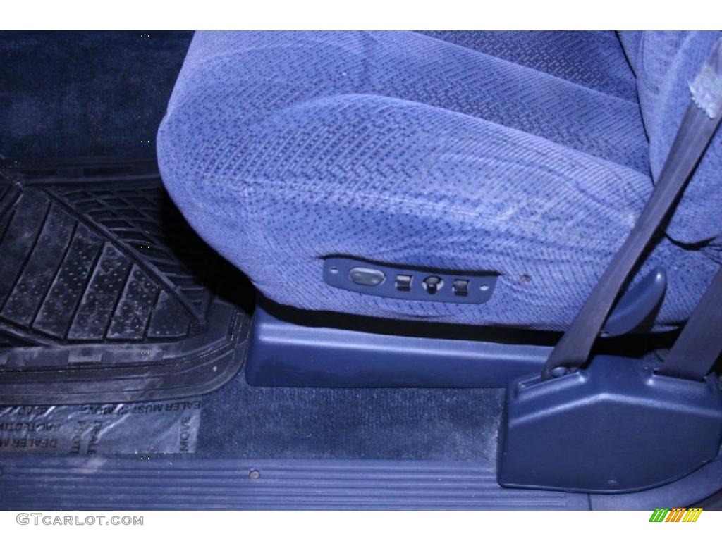 1995 Suburban C1500 LS - White / Blue photo #34