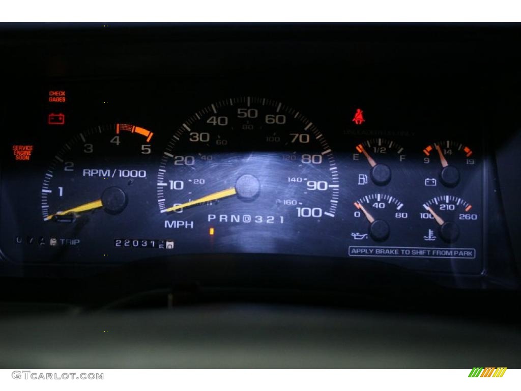 1995 Suburban C1500 LS - White / Blue photo #37