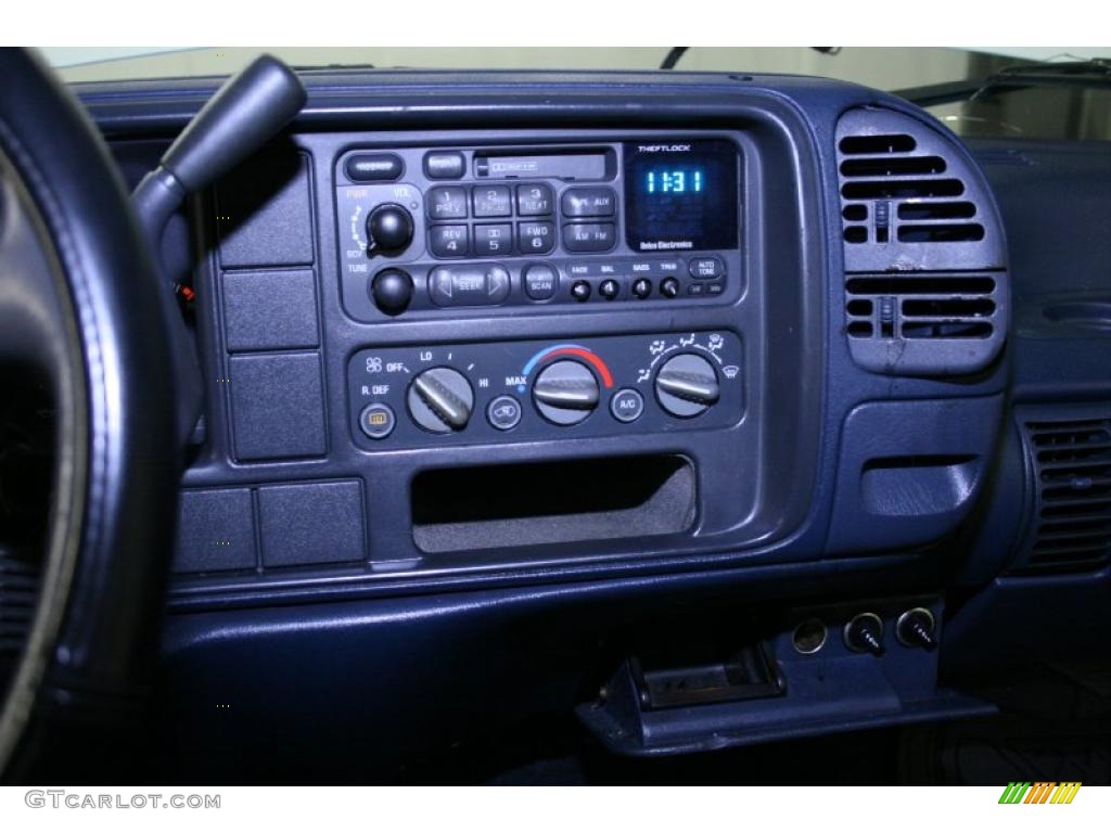 1995 Suburban C1500 LS - White / Blue photo #39