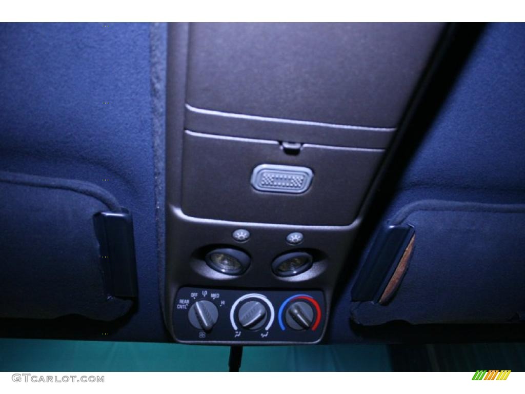 1995 Suburban C1500 LS - White / Blue photo #43