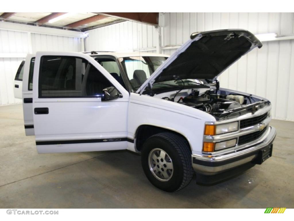 1995 Suburban C1500 LS - White / Blue photo #46