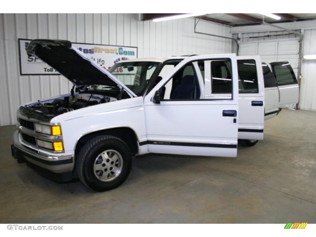 1995 Suburban C1500 LS - White / Blue photo #47