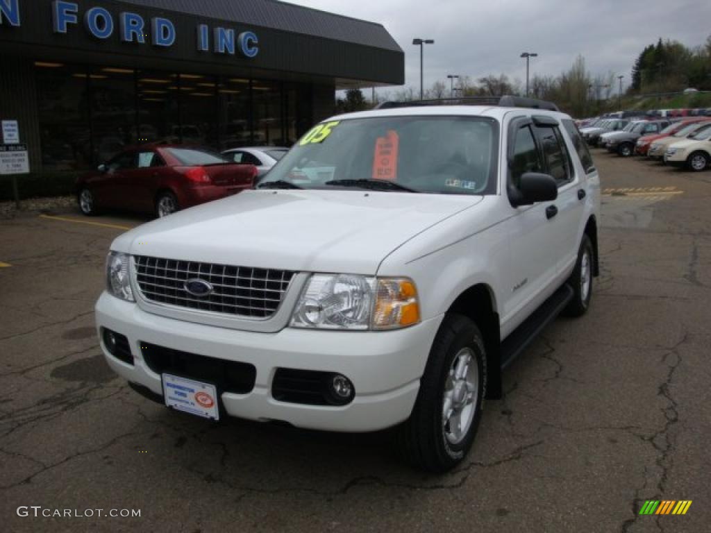 2005 Explorer XLT 4x4 - Oxford White / Graphite photo #11